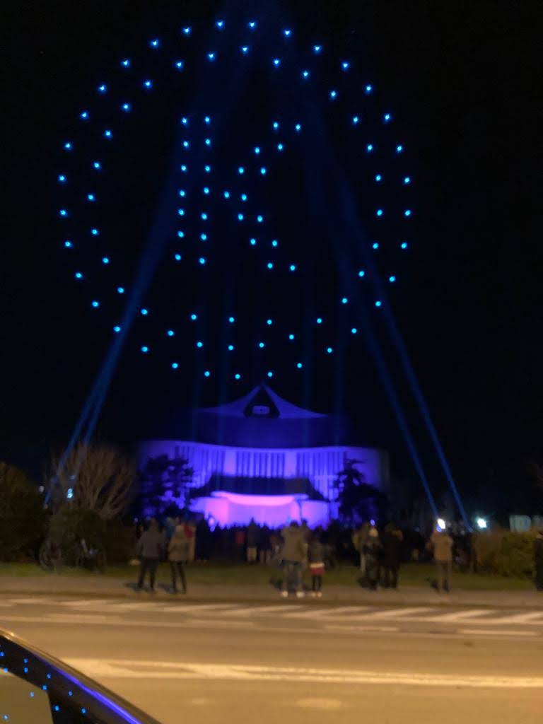 Dronová form.cia písmena K nad budovou