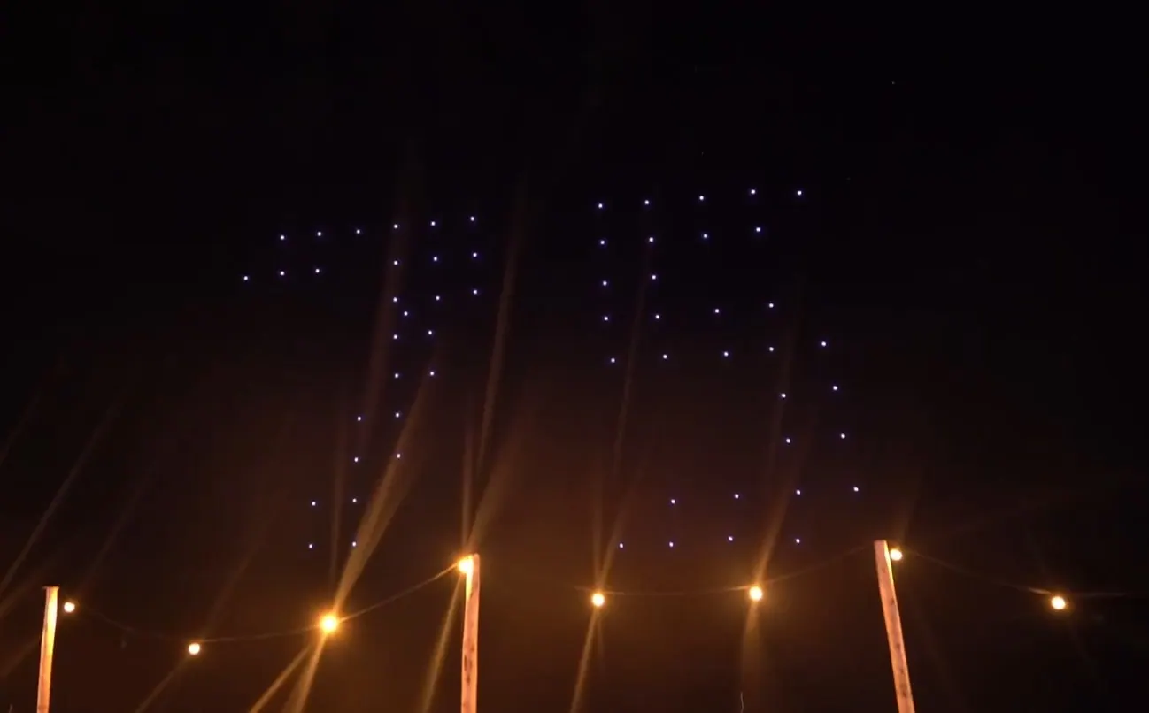 Nočná dronová show