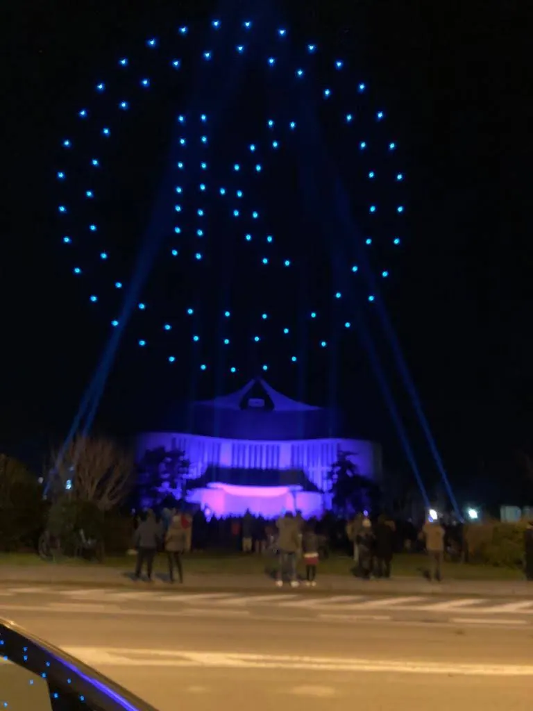 Dronová formácia písmena K nad budovou